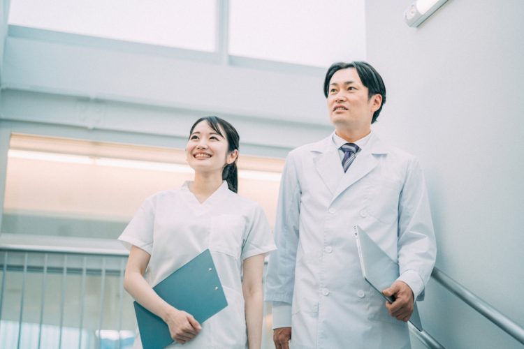 幹細胞培養上清液治療を研究する医師