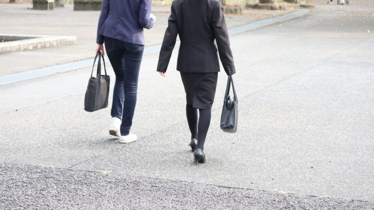 Muse細胞の治験によって歩行が可能になった女性の後ろ姿