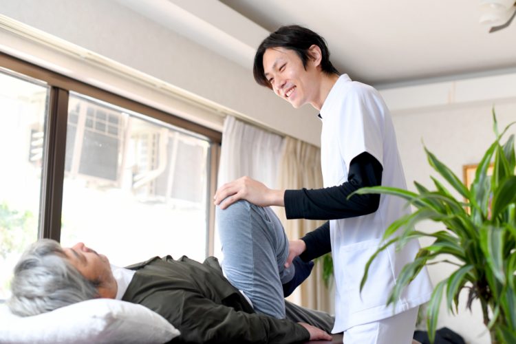視床出血後のリハビリを行う男性