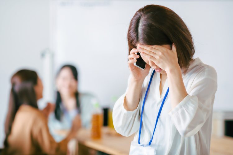 脳出血の症状で言葉が上手く出てこない女性