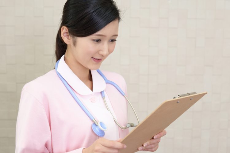 被殻出血予防のための検診を行う女性看護師