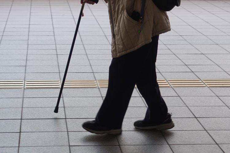 小刻み歩行の高齢者