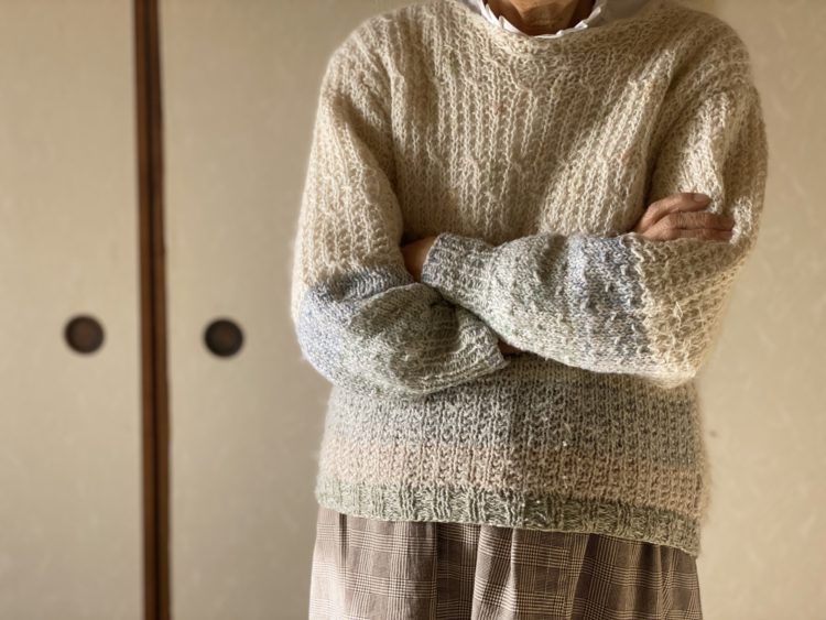 高次脳機能障害の影響で怒りやすくなって腕組みをする高齢者
