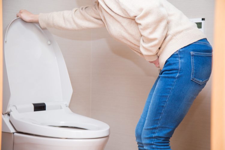 脊髄損傷後の排尿障害によってトイレで失禁してしまった女性