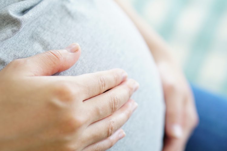 臨月の妊婦さんのお腹